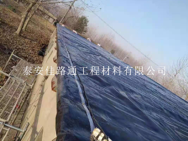 垃圾填埋场防渗膜在施工铺设中须严格谨慎 垃圾填埋场防渗膜在施工铺设中须严格谨慎